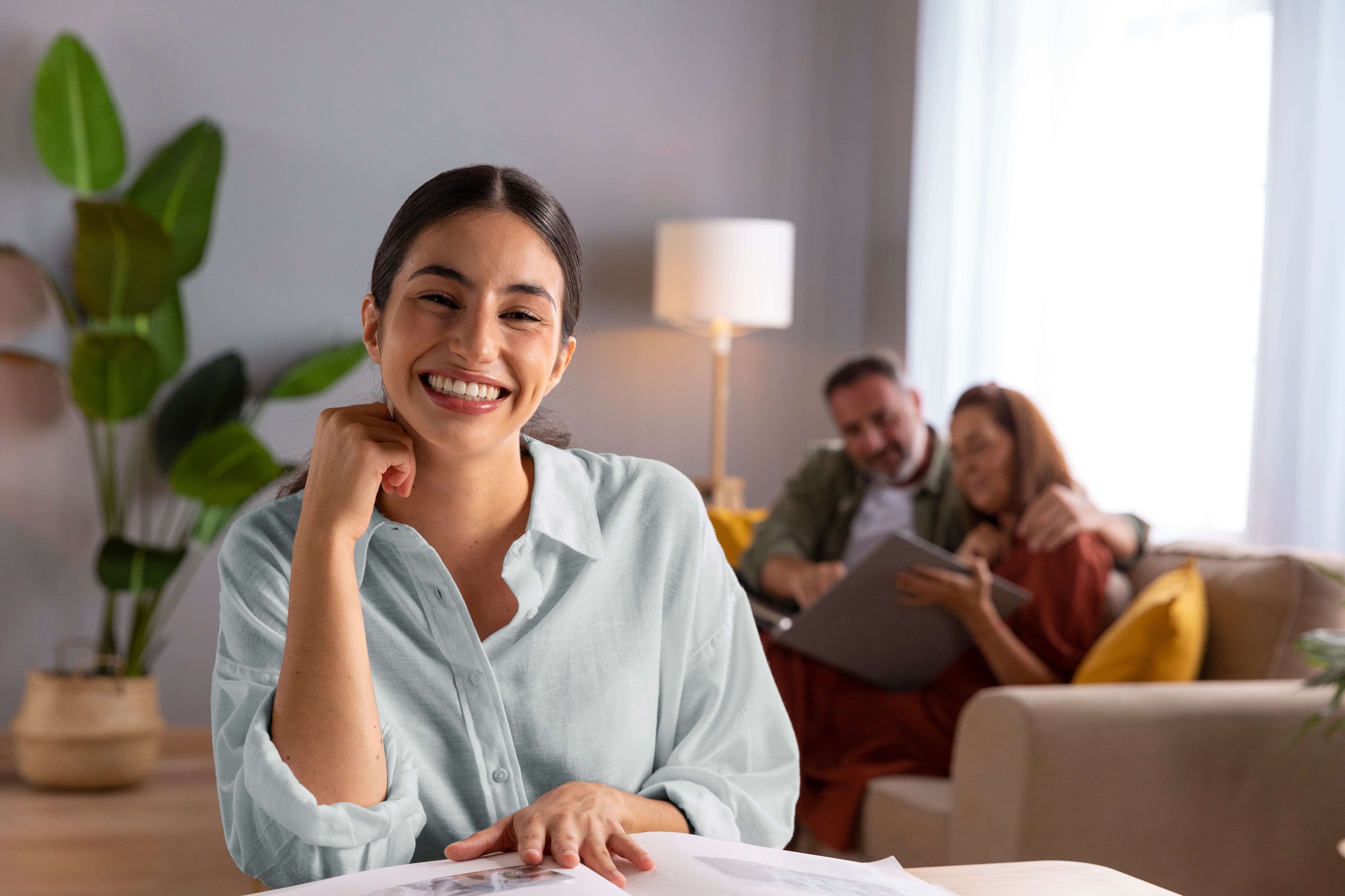 Pessoas fechando negócio imobiliário